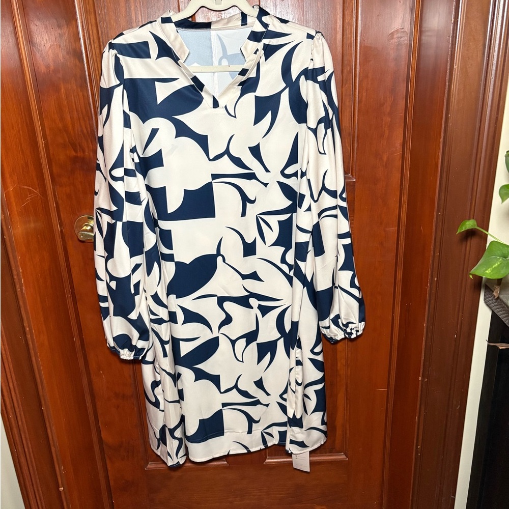 Chic Long Sleeve Dress with Navy and Cream Pattern